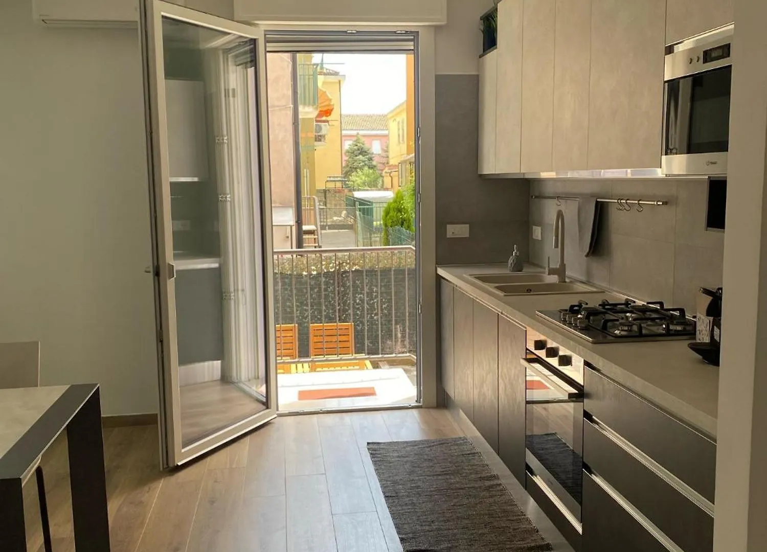 Lume, Family Apartment contacts